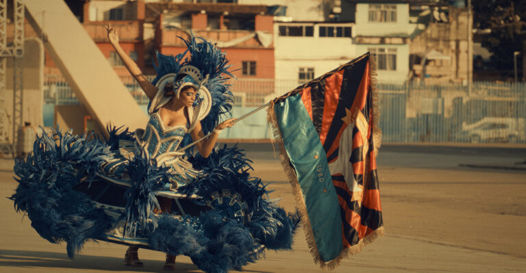 Uma Baleia Pode Ser Dilacerada Como uma Escola de Samba